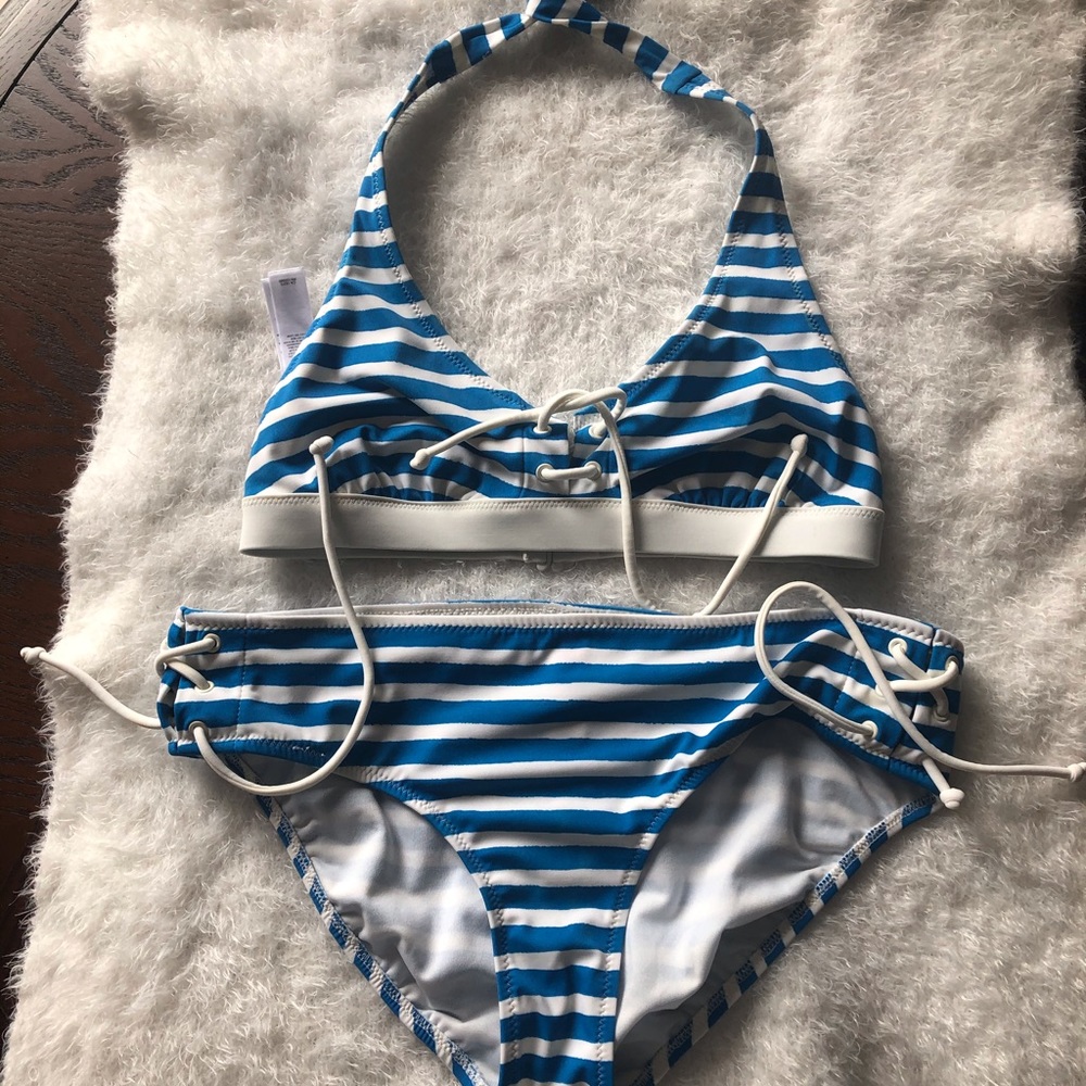 Bikini - Picture 1 of 2